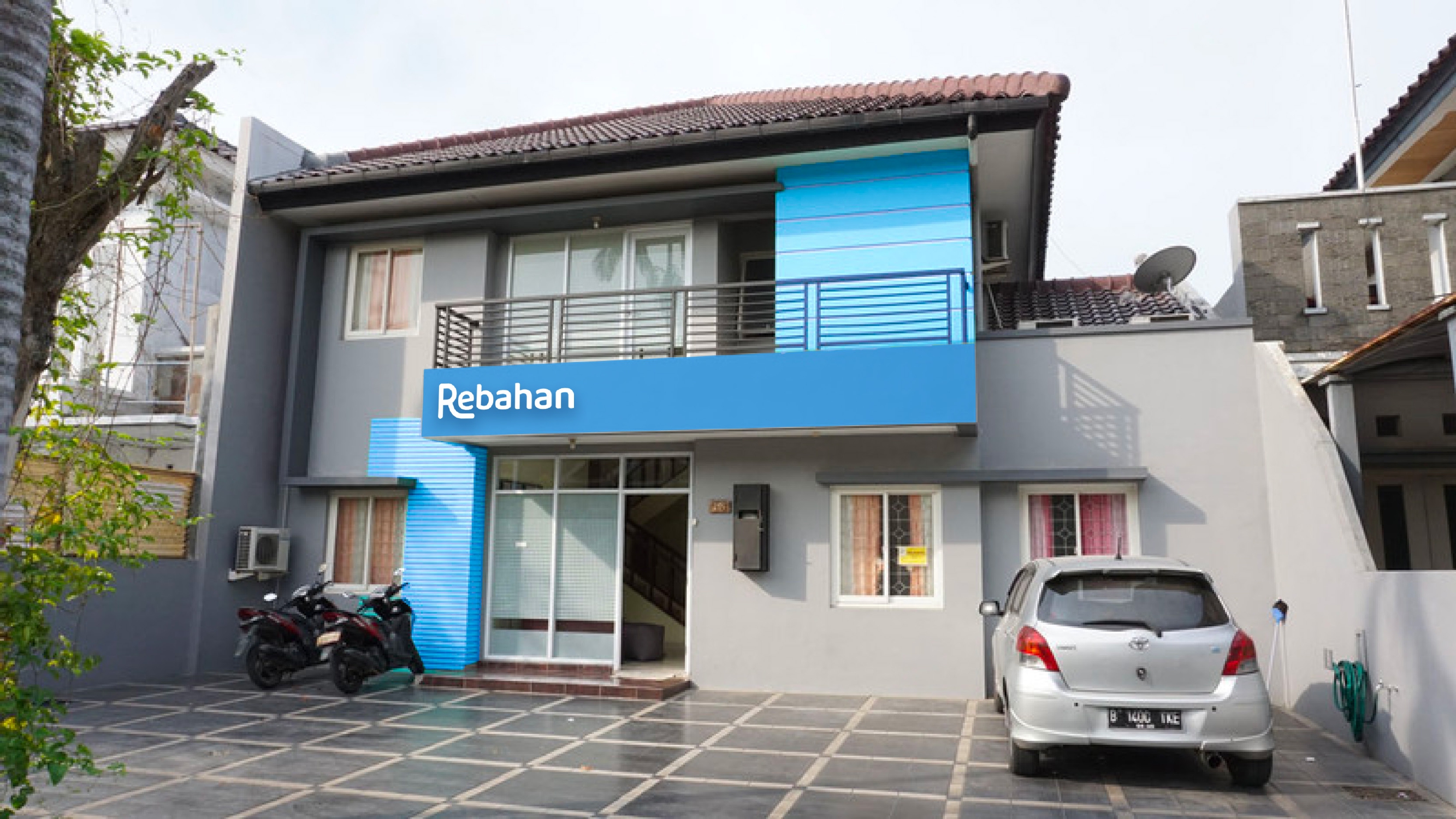 A modern house with a blue and gray exterior